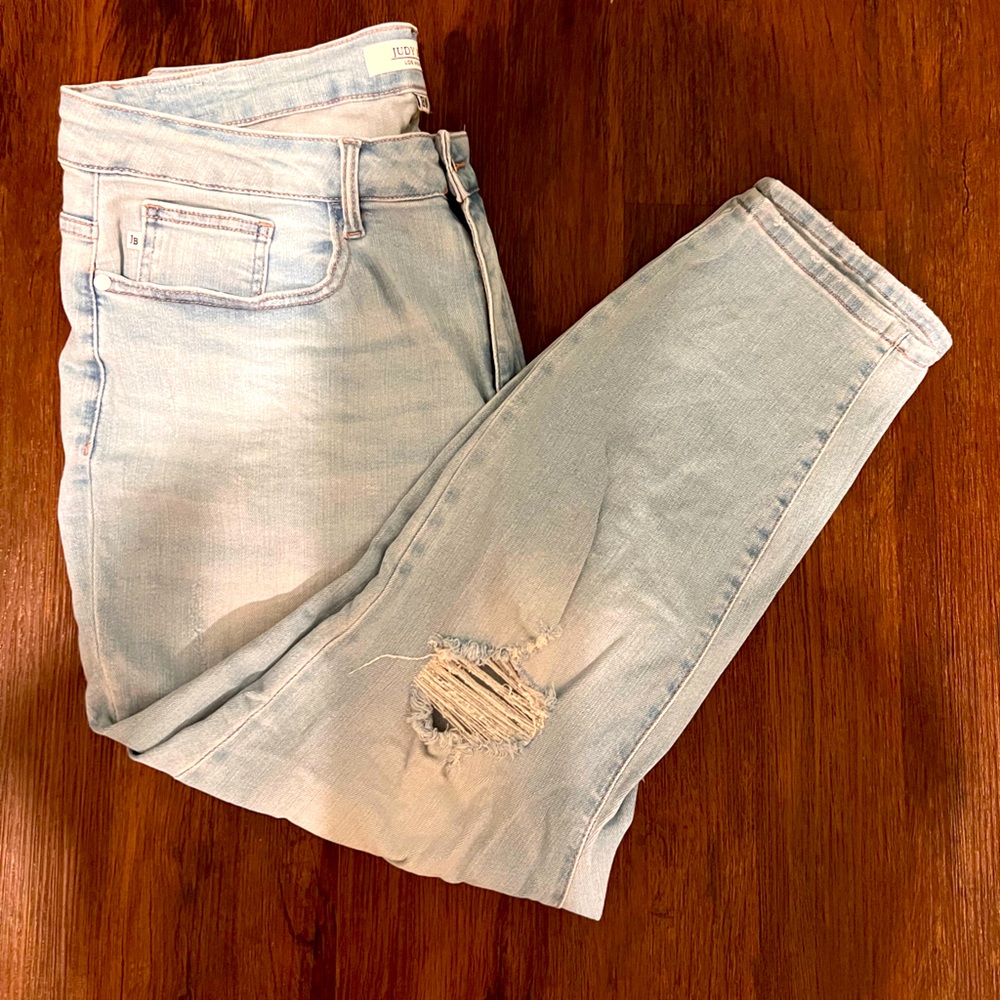 Judy blue light/white wash boyfriend jeans